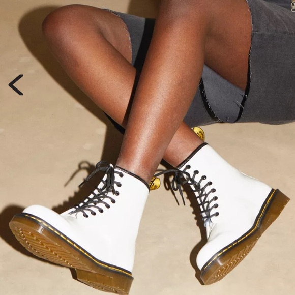 Dr. Martens Smooth Leather Lace Up Boots Women’s Size 8/Mens size 7 - Picture 3 of 8